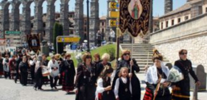 El cortejo de aguederas emprendió camino hata el santuario de La Fuendisla desde la Plaza de la Artillería. / M. G.