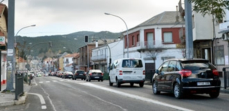 Una imagen de la Travesía de la localidad segoviana de San Rafael en un momento con atasco de entrada. / Pedro Merino