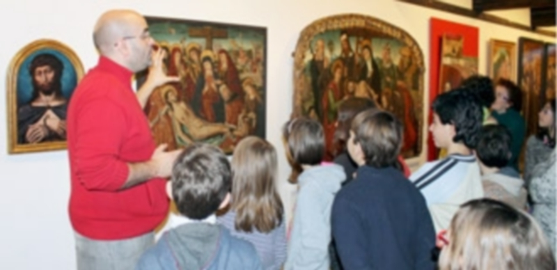 El monitor explica a los participantes algunos detalles de la historia del retrato en una de las salas del museo. / M.G.