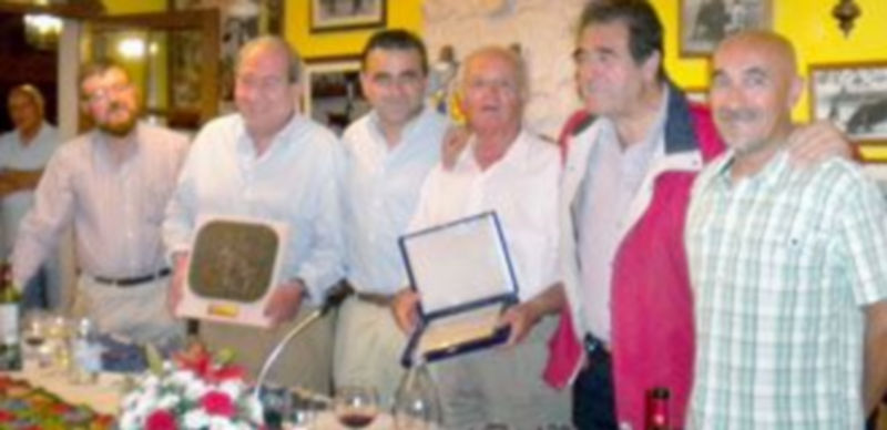 La mesa presidencial en la gala de la peña "Victoriano de la Serna". / Ximena Abella