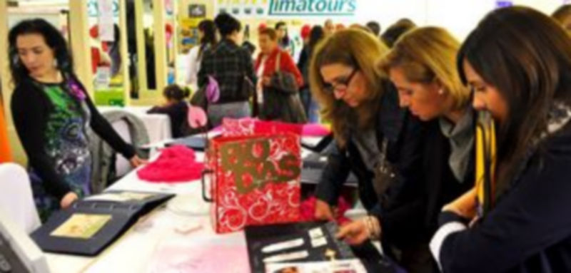 Pocos minutos después de abrir la exposición de la Gala de la Boda que organiza el grupo Enlace el público comenzó a hacer consultas./Sandra Vázquez