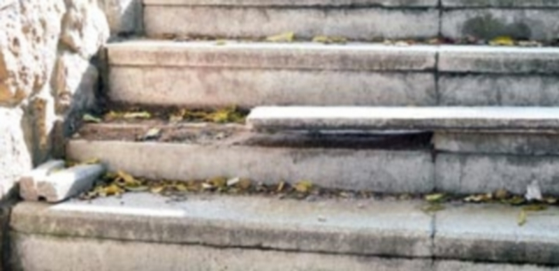 Estado de algunos peldaños de estas escaleras en uno de los accesos al grupo de viviendas el pasado octubre. / T. de Santos