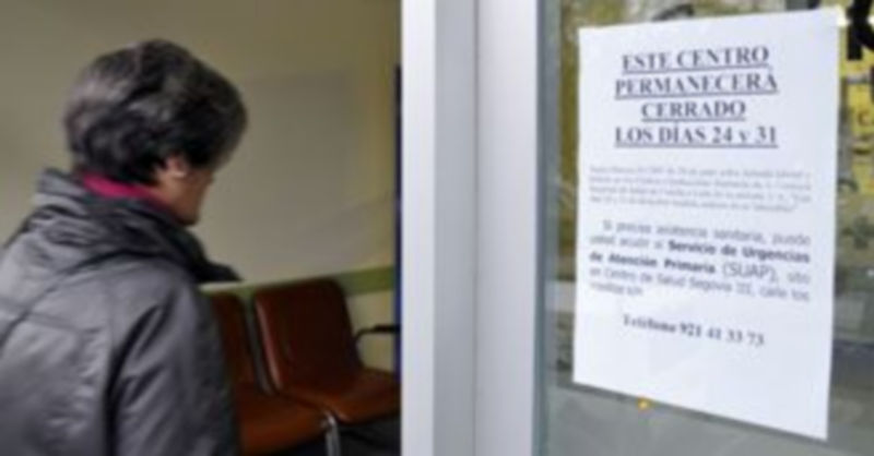 Un cartel colocado en las puertas de los centros de salud informa a los usuarios de los cambios./Juan Martín