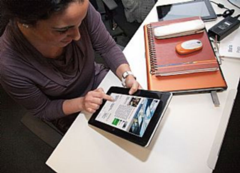 Una alumna consulta información en su soporte informático. / El Adelantado