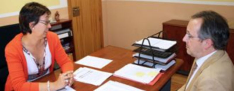 Javier López Escobar durante la reunión mantenida ayer con Pilar Sanz en la Gerencia Territorial de Servicios Sociales. / E.A.