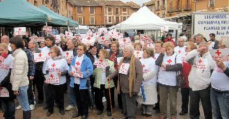 Las camisetas con el lema “Urgencias sin recortes” se han convertido en el uniforme de los vecinos de Ayllón. / E. A.