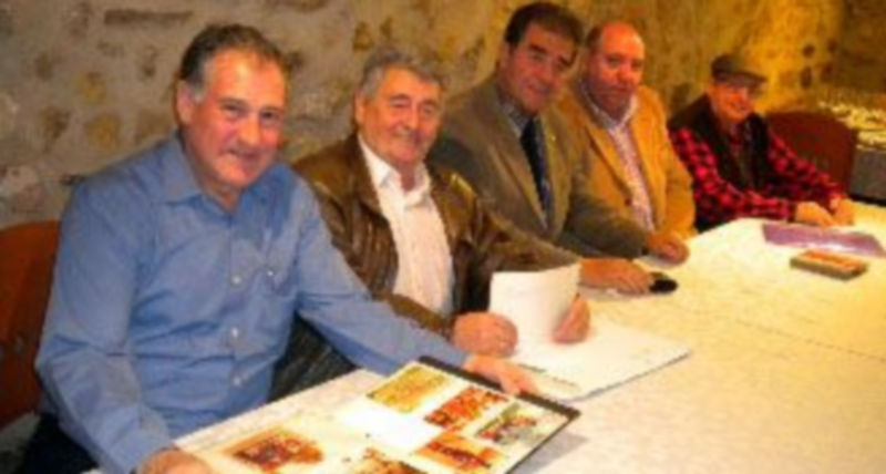 Pablo Pastor entrevistando a cuatro componentes de la cuadrilla bufa de la becerrada de los Camareros / Dani Pascual