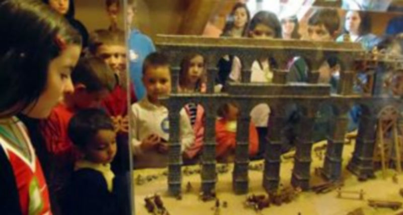 Los más pequeños también disfrutaron con la historia del Acueducto en uno de los talleres didácticos. / El Adelantado