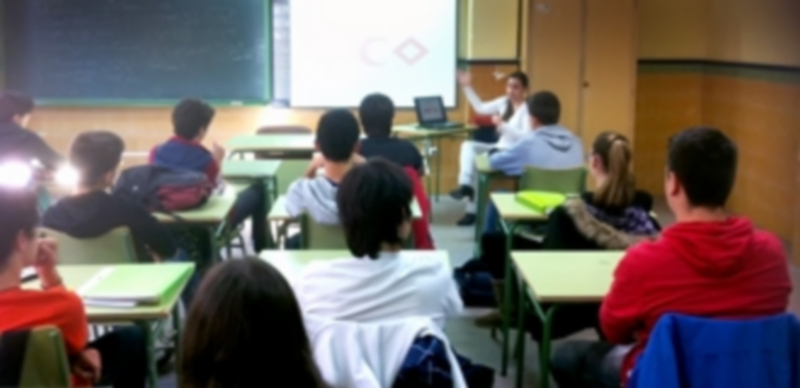 Los alumnos del IES “Mariano Quintanilla” asistieron ayer al último de los talleres impartidos este año por Cruz Roja. / M.G.