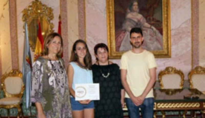 Sara Rodríguez fue recibida en el Ayuntamiento y la alcaldesa la felicitó por sus buenos resultados académicos. / E. A.