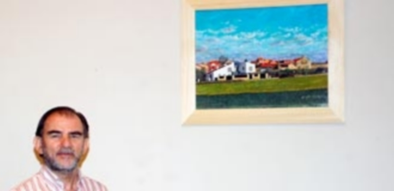 Juan Antonio García posa junto a su obra ‘El trigo y la cebada crecen en La Higuera’. / El adelantado