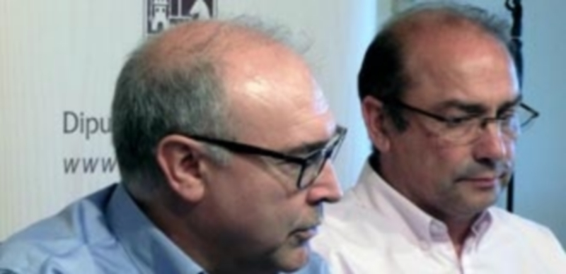 El PSOE denuncia el escaso suministro energético de la provincia y exige respuestas 1 El portavoz y el viceportavoz socialistas en la rueda de prensa. / el adelantado