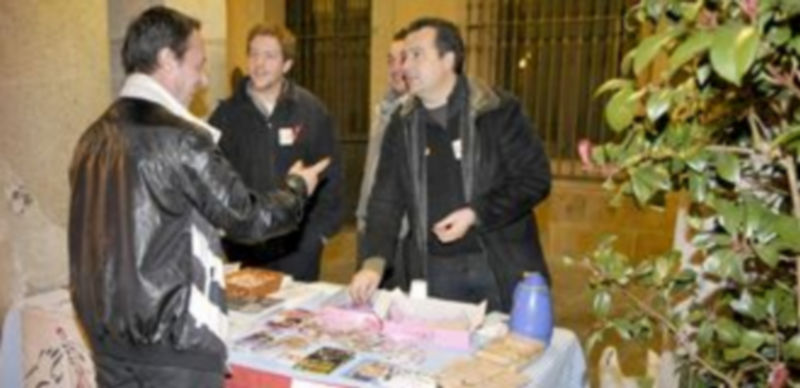 Segoentiende informó sobre la enfermedad en la Plaza Mayor. / Alberto Benavente.