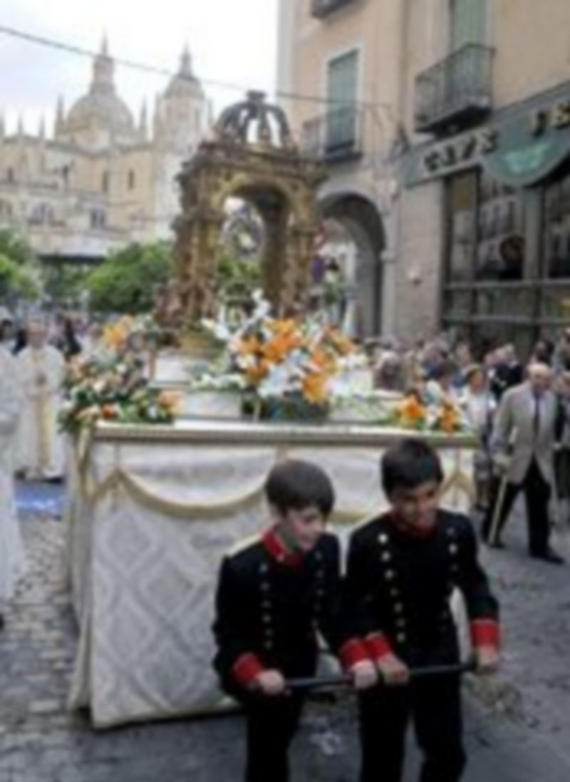 Centenares de personas participaron en la procesión por las calles del centro histórico. / A. Benavente.