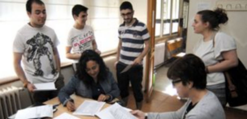 Familiares y alumnos comprobaban ayer las listas de notas de la PAU en el IES La Albuera. / Alberto Benavente