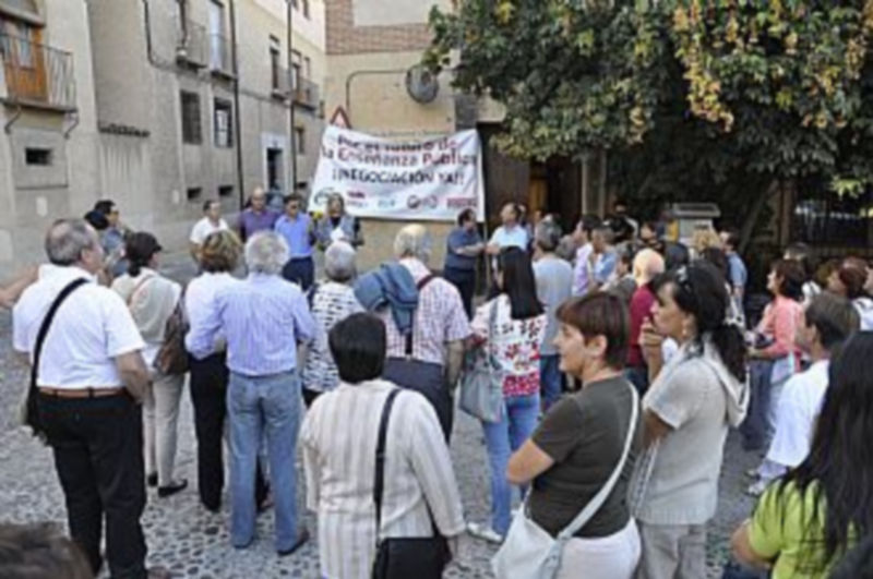 Un momento de la concentración celebrada ayer por la tarde frente al centro de la UNED. / Juan Martín.