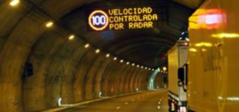 Unos carteles advierten a los conductores de la velocidad máxima. / Juan Martín.