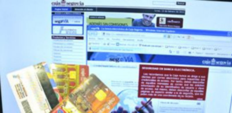 Imagen de algunas tarjetas de Caja Segovia junto a la página de internet de acceso a SegoVía.  / Juan Martín.