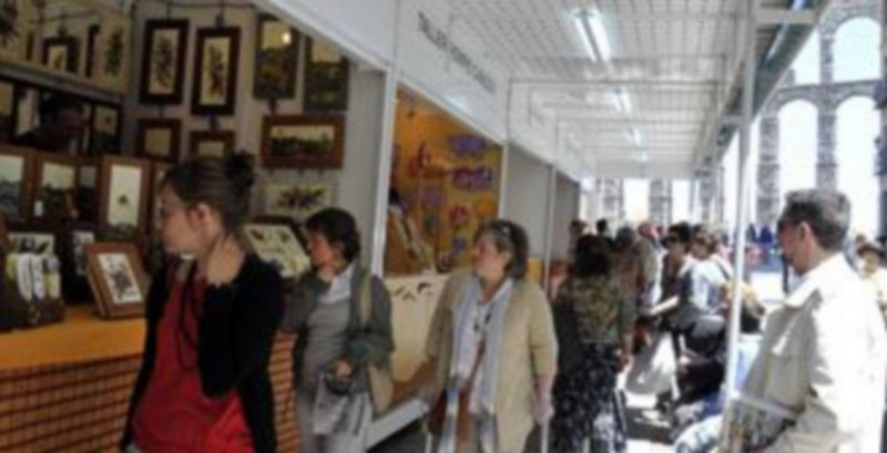 La Feria Nacional de Artesanía recibe miles de visitantes cada año y cuenta con un público fiel que cada edición acude a aconocer las novedades del sector artesanal. / Juan Martín