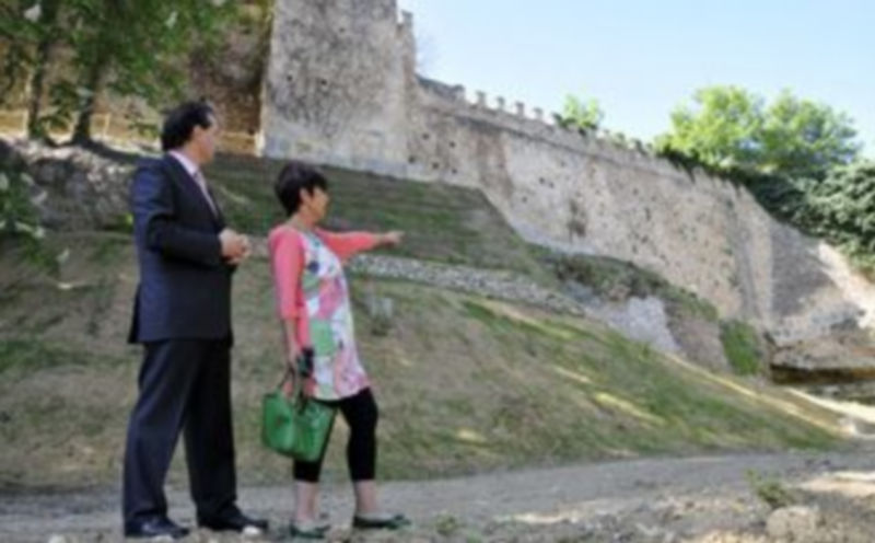 El alcalde atiende las explicaciones de la concejala de Patrimonio Histórico y Turismo