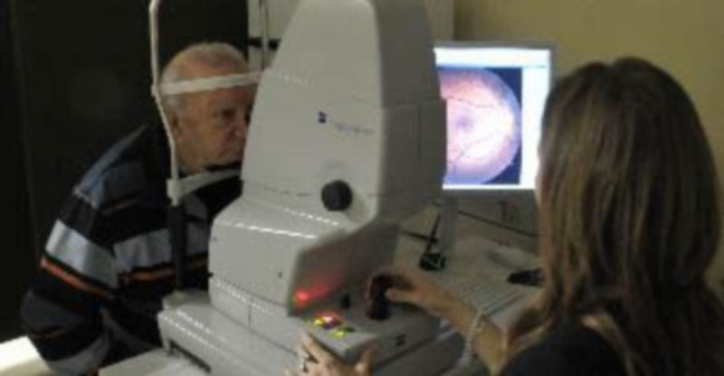 La doctora Sánchez realizó a un señor una prueba de ‘fondo de ojo’ de forma totalmente inócua y rápida. / Juan Martín