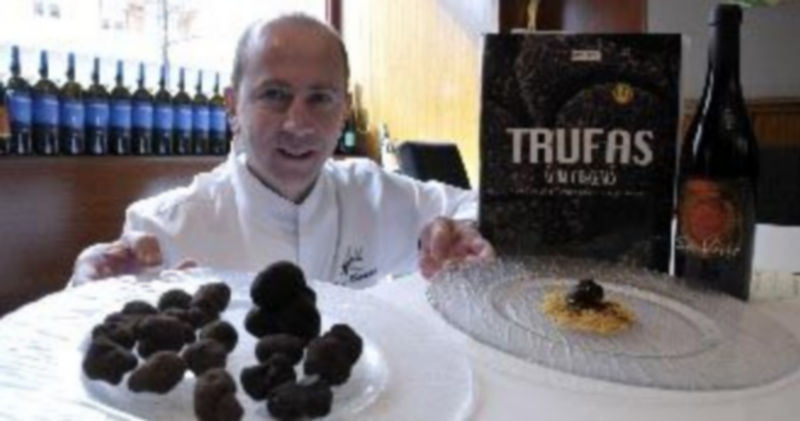 El oro negro de la gastronomía llega al Maracaibo 1 Óscar Hernando muestra algunas de las trufas que darán sabor al menú que ha preparado el Maracaibo. / JUAN MARTÍN