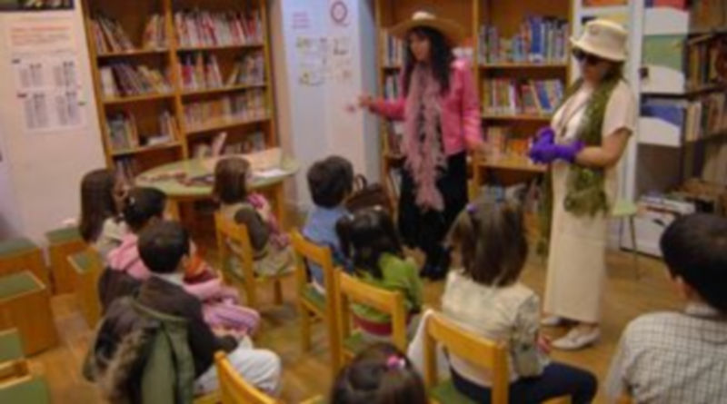 Una de las actuaciones de la biblioteca para los niños. / juan Martín