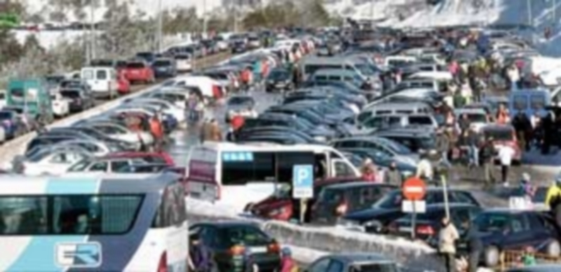 Aparcamiento de Navacerrada lleno de vehículos un fin de semana. / JUAN MARTÍN