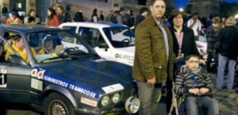 Álvaro se asombró con los coches que competían en el rally./ Juan Martín