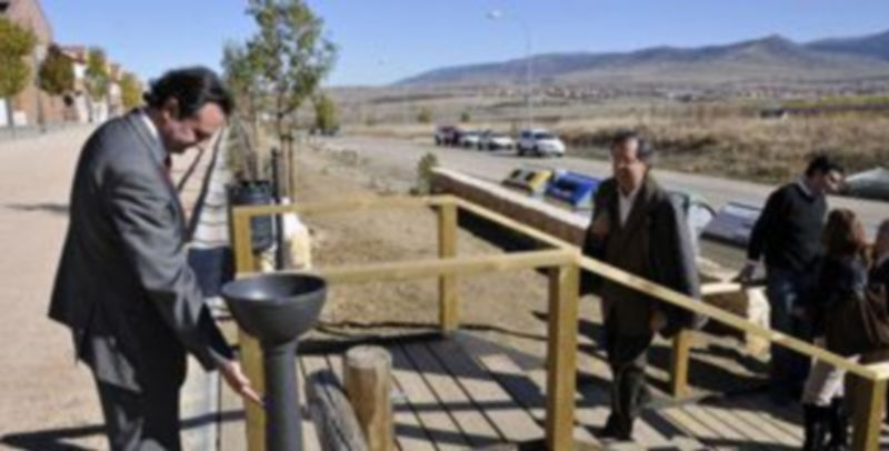 El alcalde comprueba el funcionamiento de una de las fuentes instaladas en el talud./Juan Martín