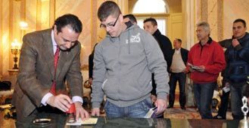 Los internos sellaron su credencial en la Sala Blanca del Ayuntamiento./ JUAN MARTÍN