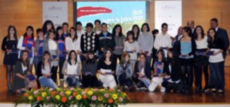 Estudiantes que recibieron becas de la Obra Social y Cultural de Caja Segovia en la edición anterior. / Juan Martín