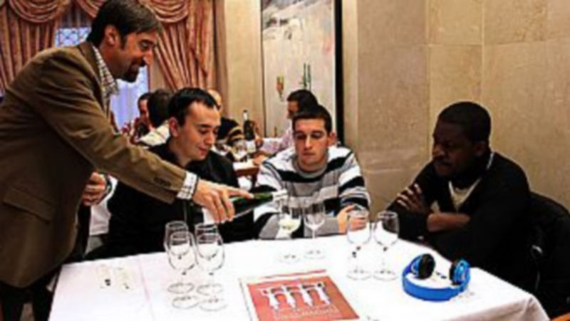 Responsables de asociaciones de sumilleres y patrocinadores en un momento de la cata. / Diana Serrano