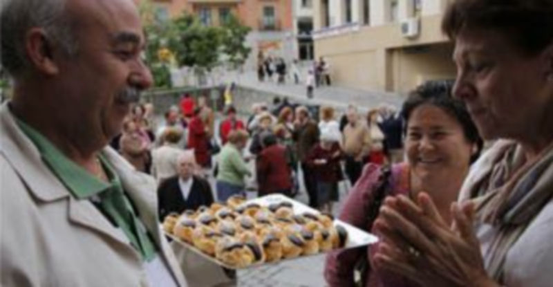 Los pasteles que repartieron los socios de APEPS fueron muy bien recibidos ayer por la tarde. / Diego de Miguel.