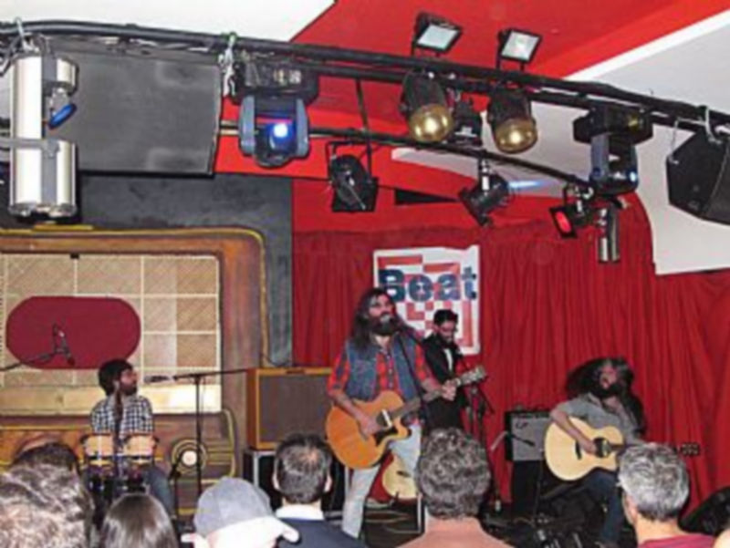 La banda de Valladolid durante uno de los buenos momentos del concierto que ofreció el viernes en Beat Club. /  G. A.