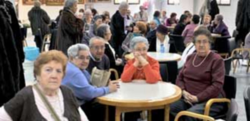 Imagen de archivo de pensionistas en el Hogar Centro. / Kamarero