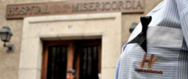 Los lazos negros simbolizan el malestar y desconcierto que sufren los trabajadores al no saber cuando cobrarán./KAMARERO