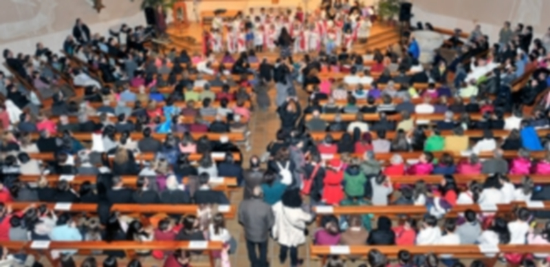 La iglesia de San Frutos del barrio de La Albuera se llenó de espectadores que disfrutaron de los villancicos navideños que interpretaron las trece formaciones de cantores. /KAMARERO