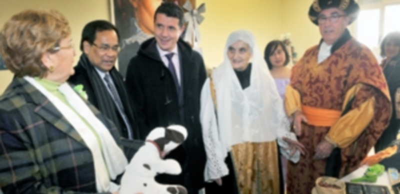 Un millar de posibilidades para socorrer a niños filipinos 1 Juana Borrego con el cónsul