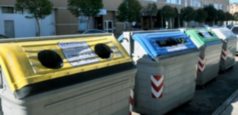 Una isla de contenedores de envases