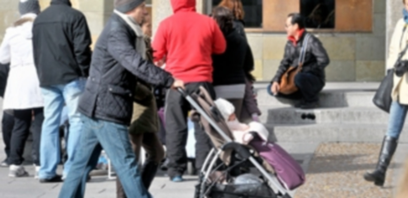 Los hombres que trabajan por cuenta ajena puedan disfrutar de permisos de 15 días por paternidad. / Kamarero