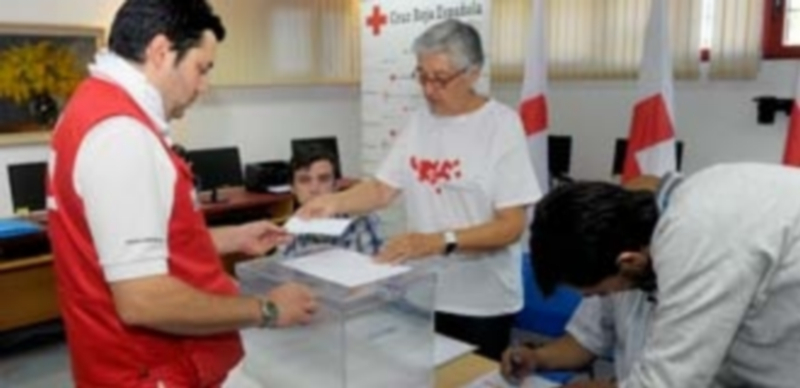Un elector de Cruz Roja Española deposita su voto en la urna instalada en el comité local de Segovia capital. / Kamarero