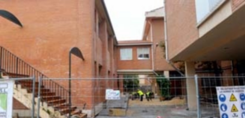 Los obreros eliminan escaleras