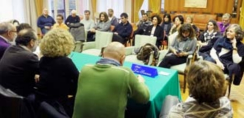 La asamblea se celebró en la Sala de la Chimenea del Casino de la Unión. / Kamarero