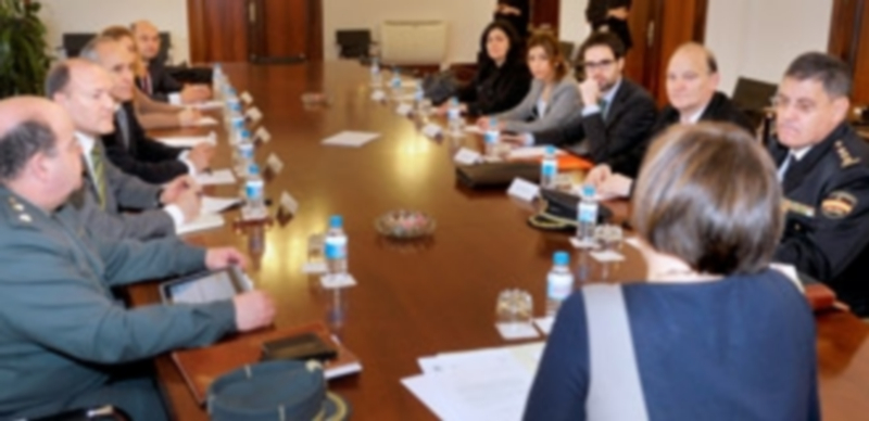 La subdelegada del Gobierno presidió la reunión con las fuerzas de seguridad y los responsables de las entidades. / Kamarero