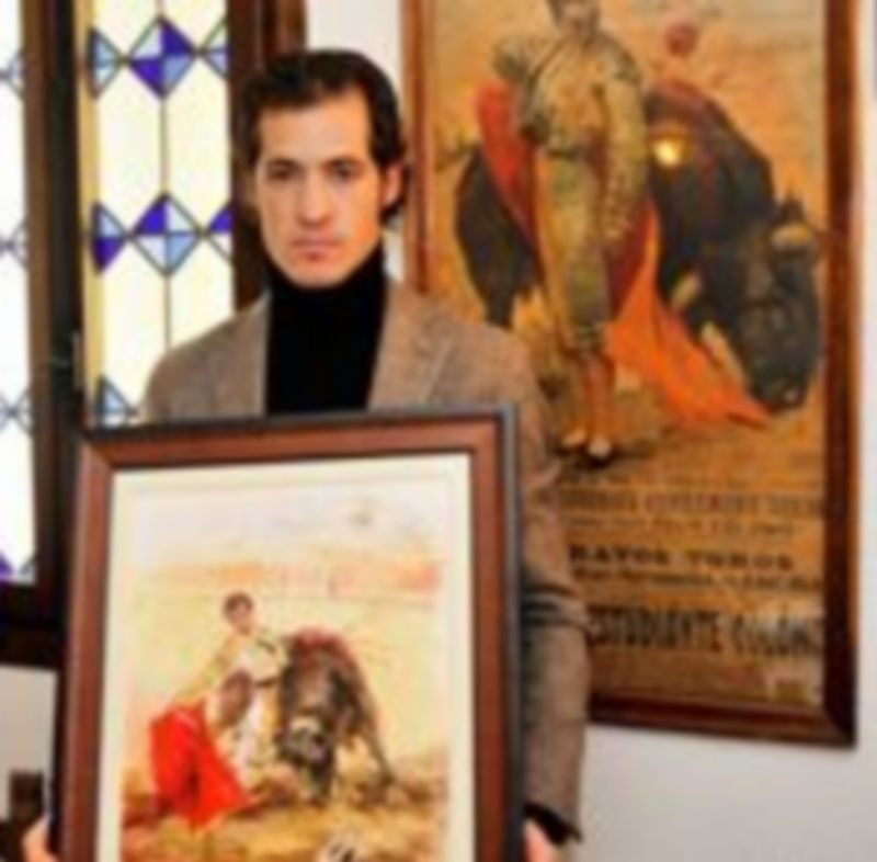 César Jiménez con el óleo de Lope Tablada. /Kamarero