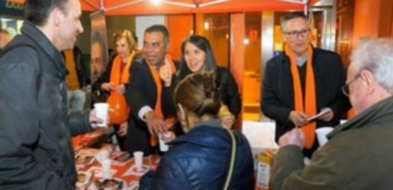 La formación política distribuyó ayer globos y zumo de naranja a quienes se acercaron a su carpa. / Kamarero