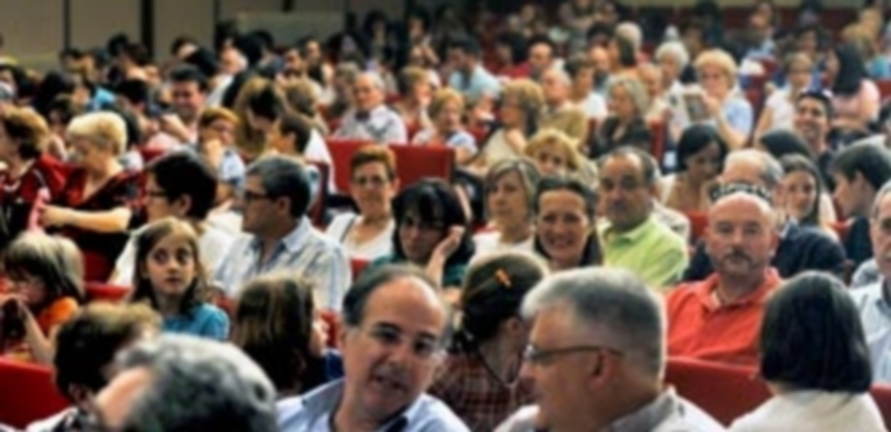 Los segovianos se vuelvan con la Muestra de Teatro del IES Andrés Laguna y siempre llenan el salón de actos. / Kamarero