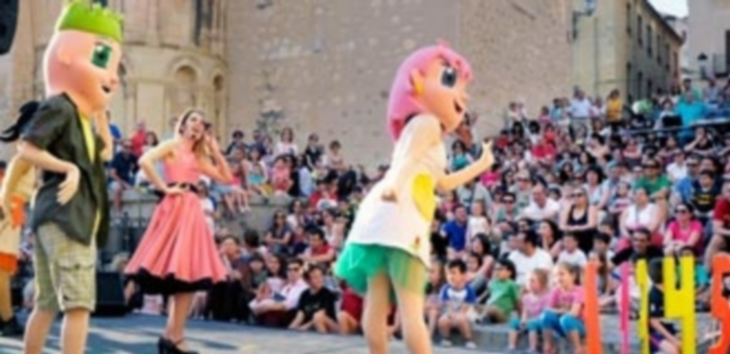 El musical infantil educativo ‘La banda de Mireia’ llenó ayer de colorido la plaza de San Martín. / Kamarero