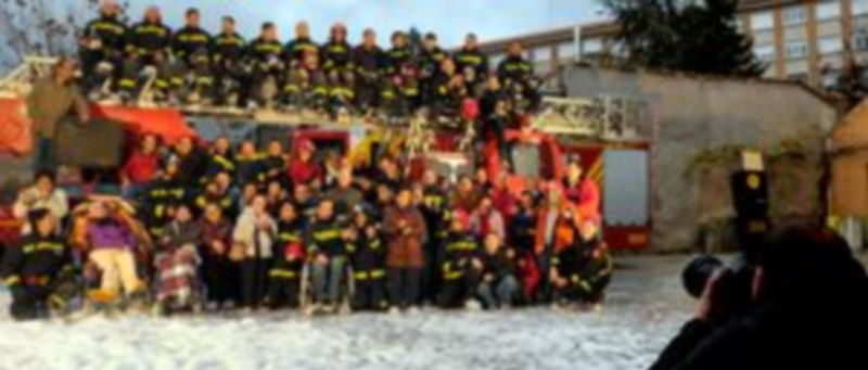 El vehículo autoescala del parque sirvió para la “foto de familia” de todos los participantes. /  Kamarero